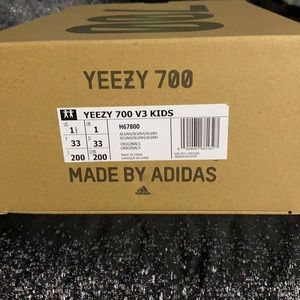 Yeezy 700V3 kids black size 1